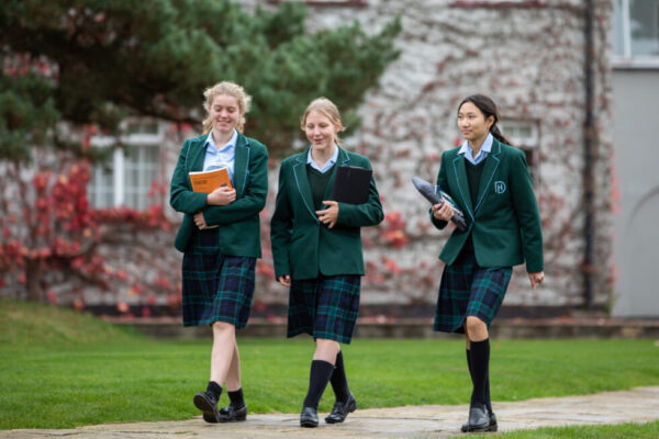 イギリスの私立校の女子学生