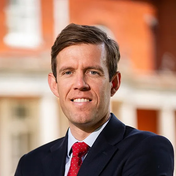 ジェームス・ラージ氏の画像です