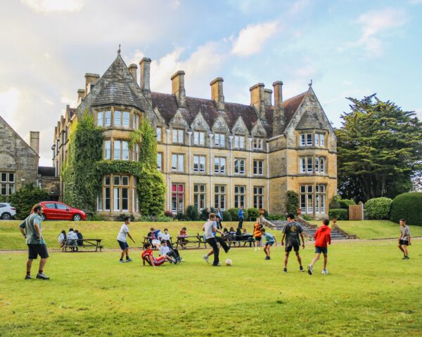イギリスのボーディングスクールでスポーツをする子ども